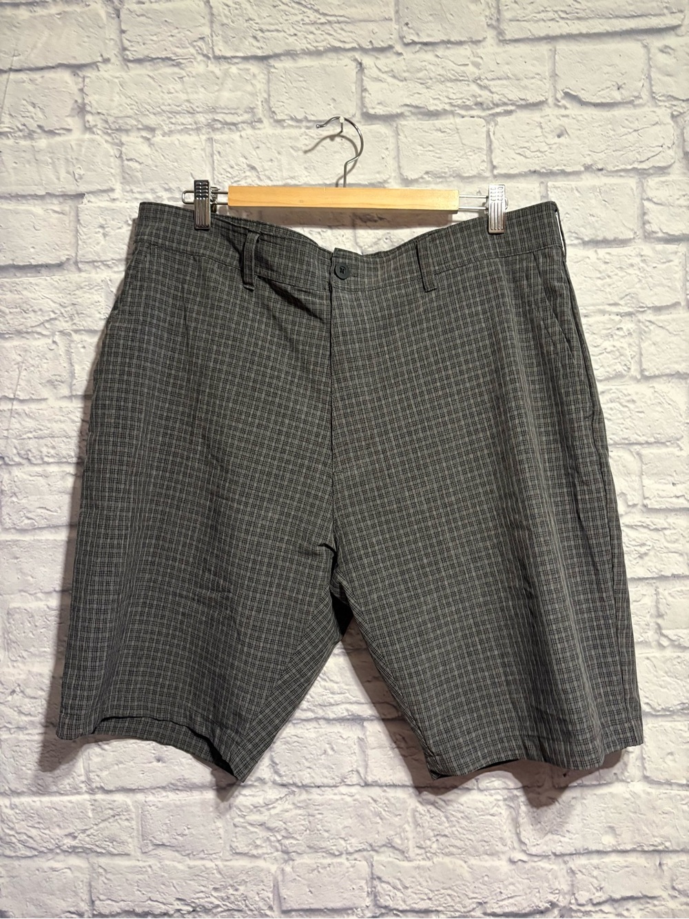 Burnside Gray Plaid Men's Flat Front Shorts Size 36